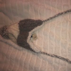 American Eagle Outfitters Pom-Pom Winter Hat